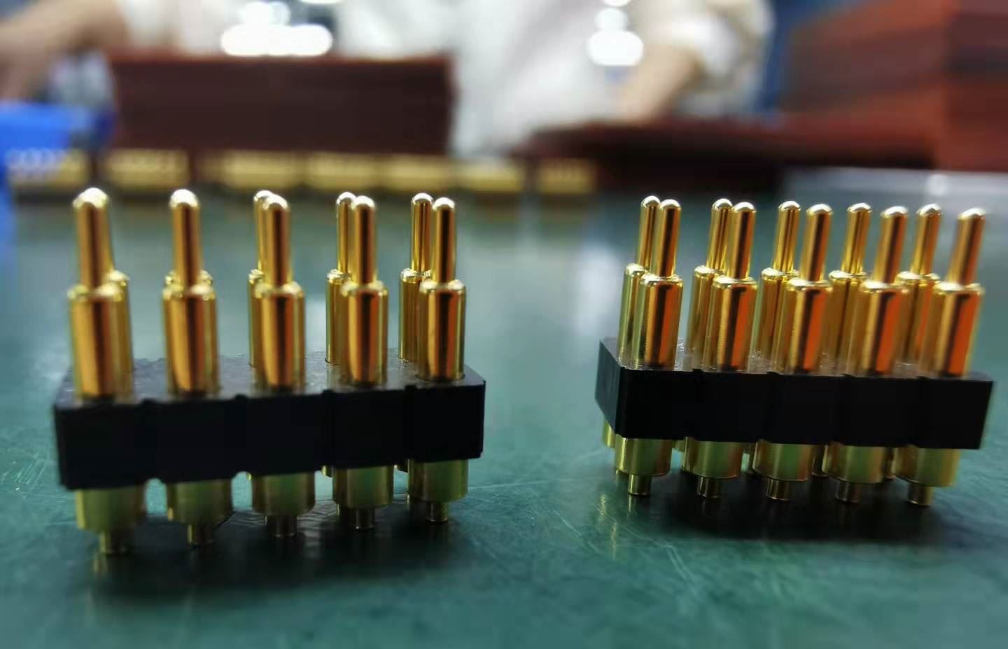 A nagyáramú Pogo tűs csatlakozó funkciója